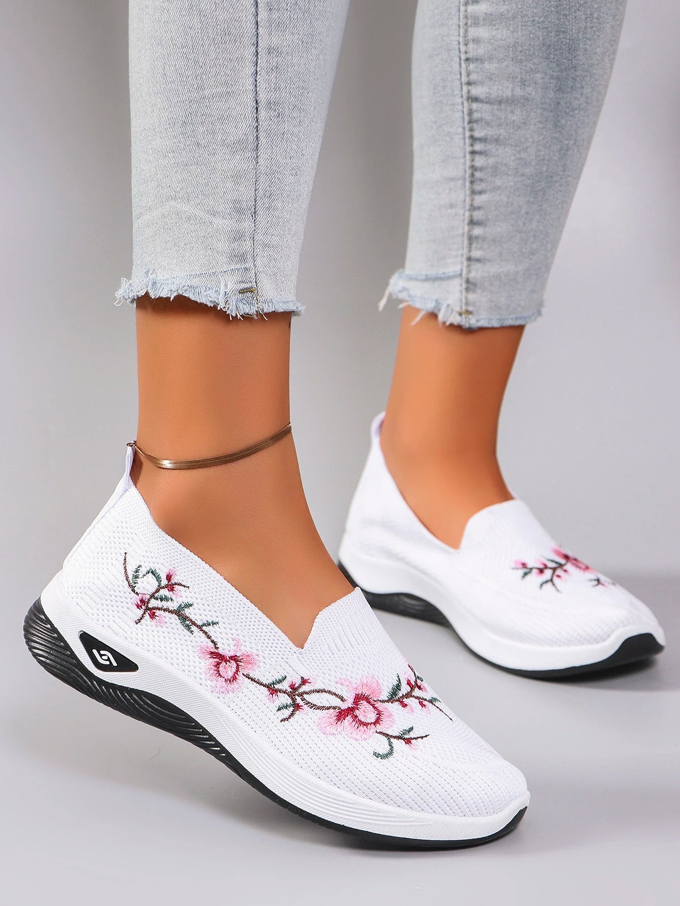 Spring and Autumn New Women's Sports Shoes, Fashionable, Breathable, Lightweight, Non-Slip, Wear-Resistant, Casual Sports Shoes, Flat Shoes, Loafers
